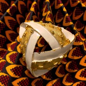 Lisner stamped vintage brooch pin